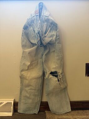 American Eagle Light Wash Distressed Denim Jeans with Knee Rip